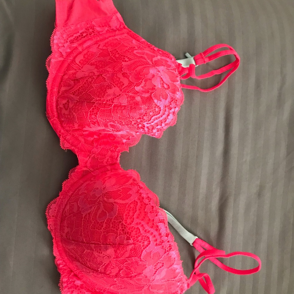 VS pink bra